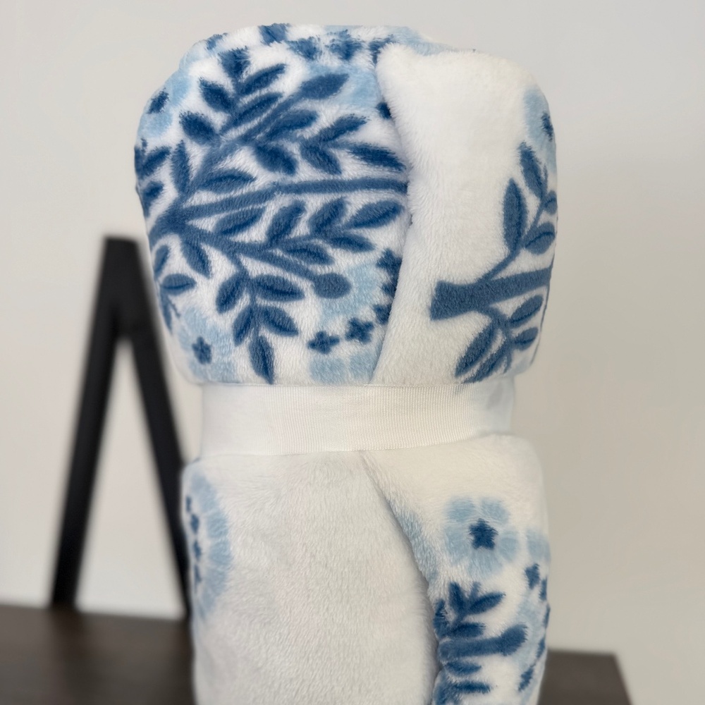 Love, Marlo White Blue Floral Throw Blanket 50" x 70" NWT Lightweight - Picture 3 of 6